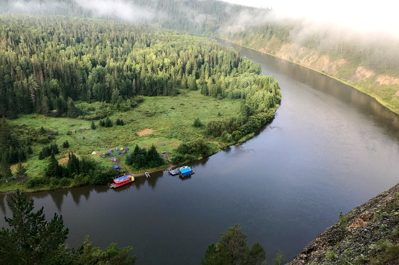 Вид на лагерь и плот с